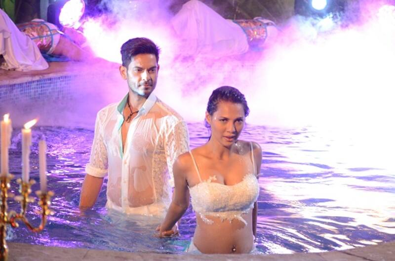 Bigg Boss 9 finale: Rochelle Rao and Keith Sequeira will STEAM UP the finale with their water act - view pics!
