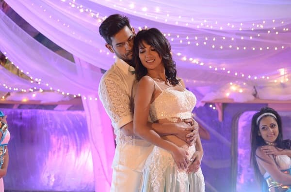 Rochelle and Keith perform a romantic number for Bigg Boss Grand Finale (5)