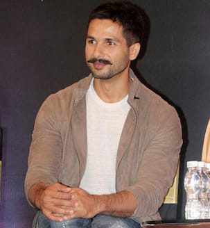 Shahid Kapoor proves that he is a true gentleman,Watch Video!