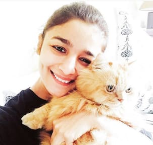 5 pics of Alia Bhatt with her cutesy cat Pica that will make Sidharth Malhotra JEALOUS!