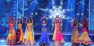 Golden Petal Awards 2016: Mouni Roy, Madhuri Dixit Nene's sizzling performance is everything --watch video!
