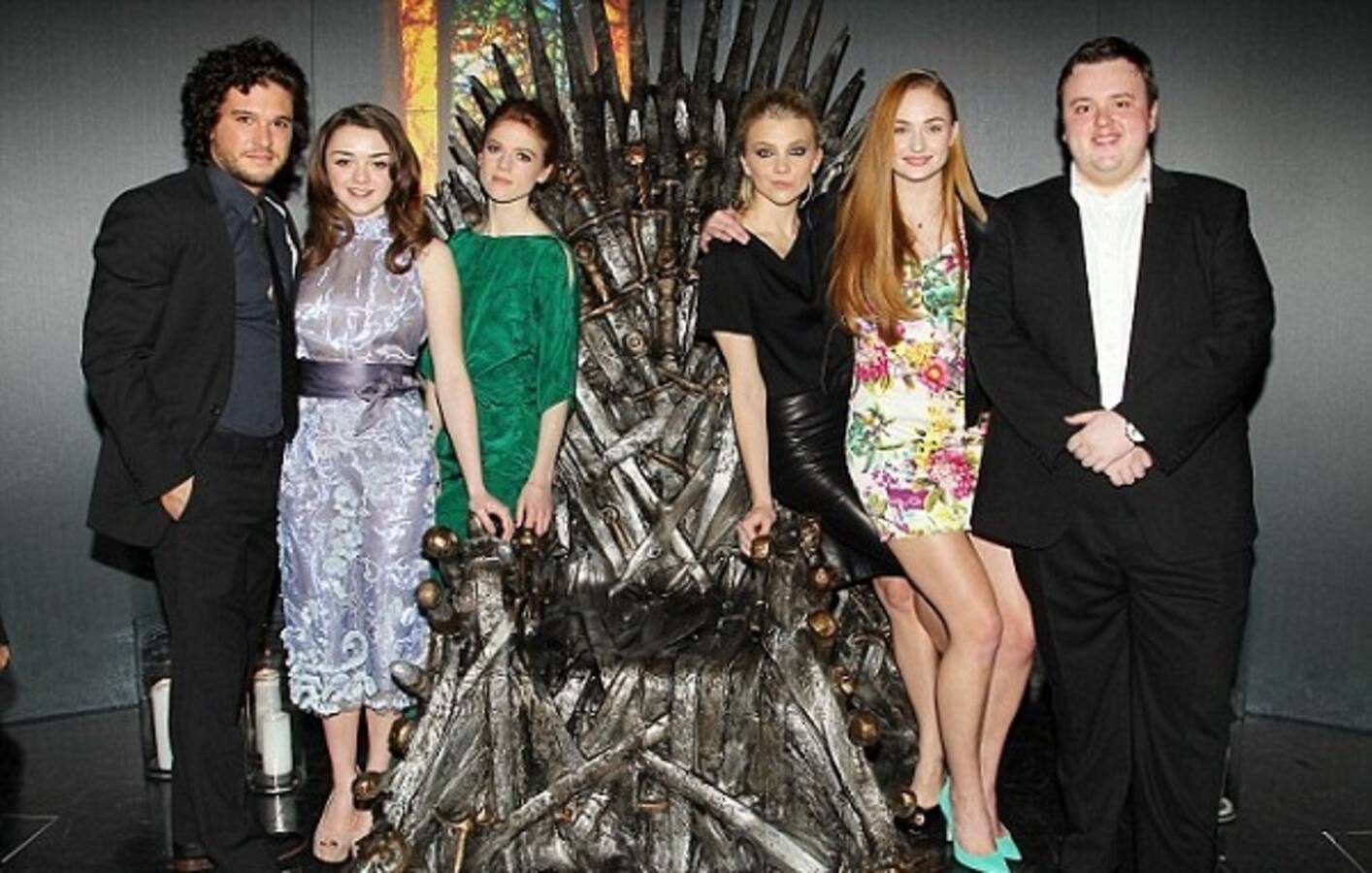 Daenerys, Sansa, Cersei, Jon from Game Of Thrones are just as CRAZY off the sets! Here's proof!