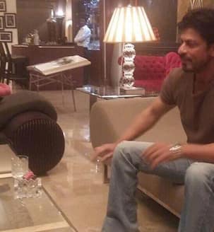 This pic of Shah Rukh Khan chilling at Mannat will make you wish for an early weekend!