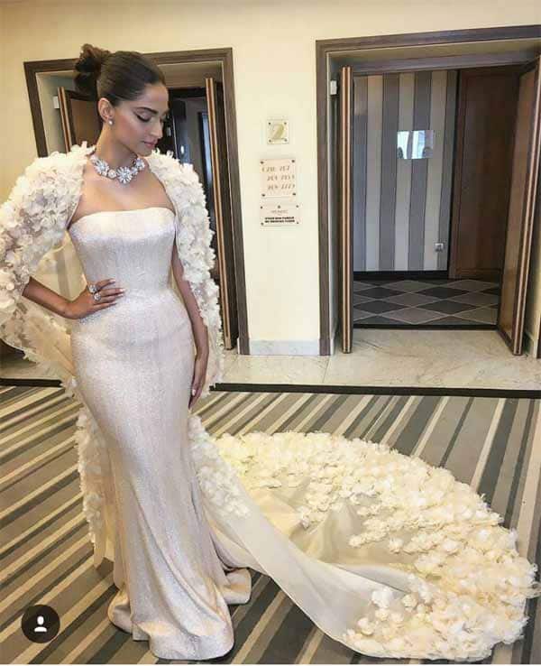 Cannes 2016: Sonam Kapoor sets pulse racing in dream wedding dress -  Lifestyle - Emirates24|7