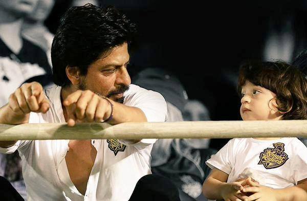 7 Pictures Of AbRam With Shah Rukh, Gauri, Aryan, Suhana That Proves He ...