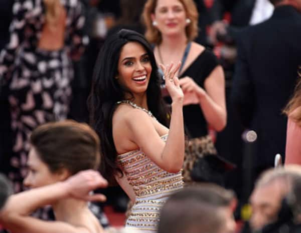 mallika-cannes 2016 waving