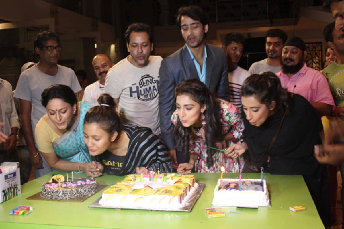 Kuch Rang Pyar Ke Aise Bhi S Cast Has A Huge Cake Party On The Sets View Hq Pics Bollywood News Gossip Movie Reviews Trailers Videos At Bollywoodlife Com Yupptv no longer supports internet explorer. kuch rang pyar ke aise bhi s cast has a huge cake party on the sets view hq pics bollywood n