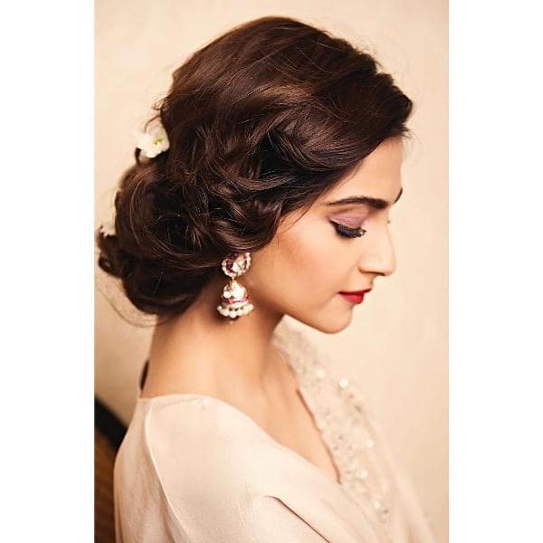 Easy Tutorials To Master Sonam Kapoor's 3 Romantic Hairstyles | HerZindagi