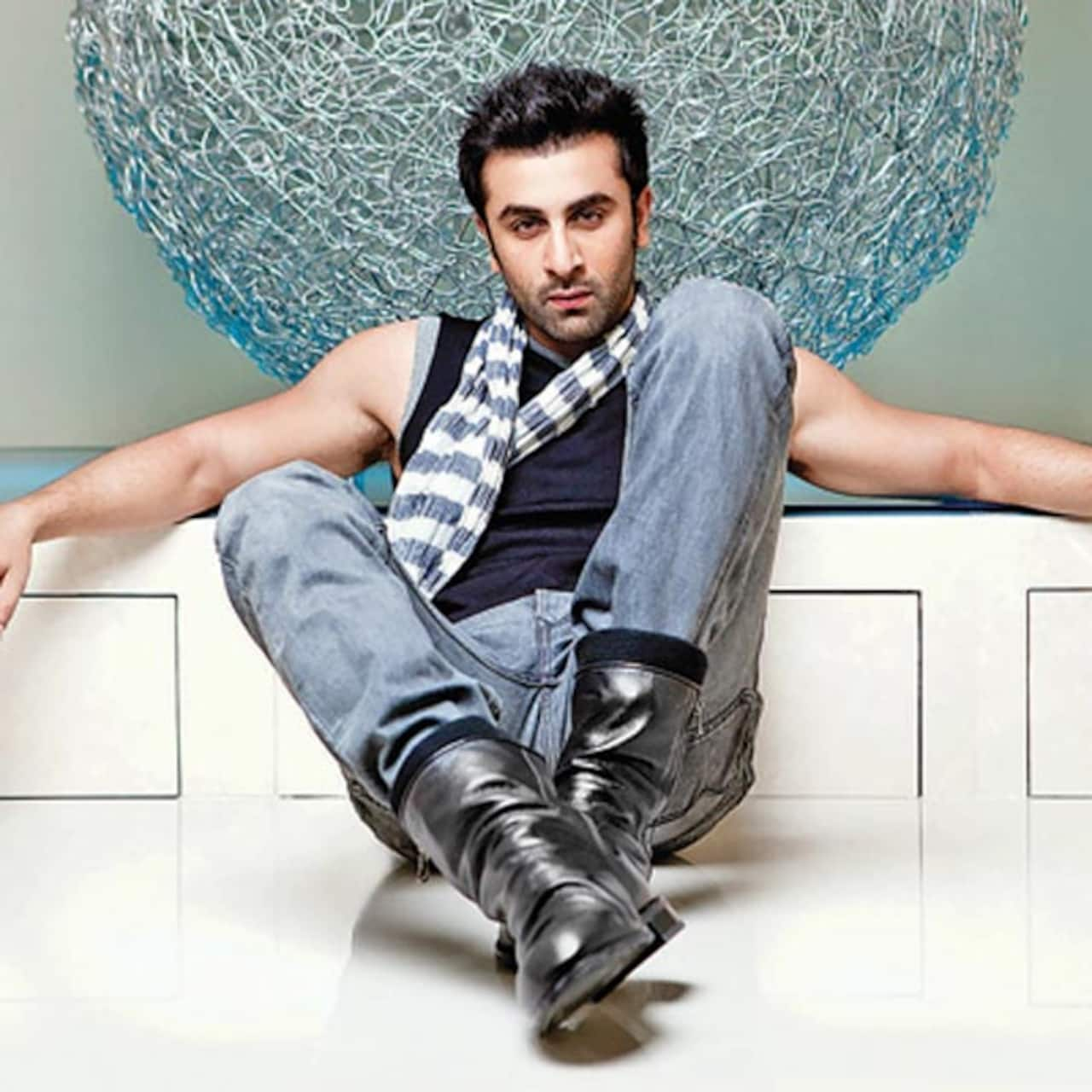 Single Ranbir Kapoor HUGGING this beauty will make women turn green ...