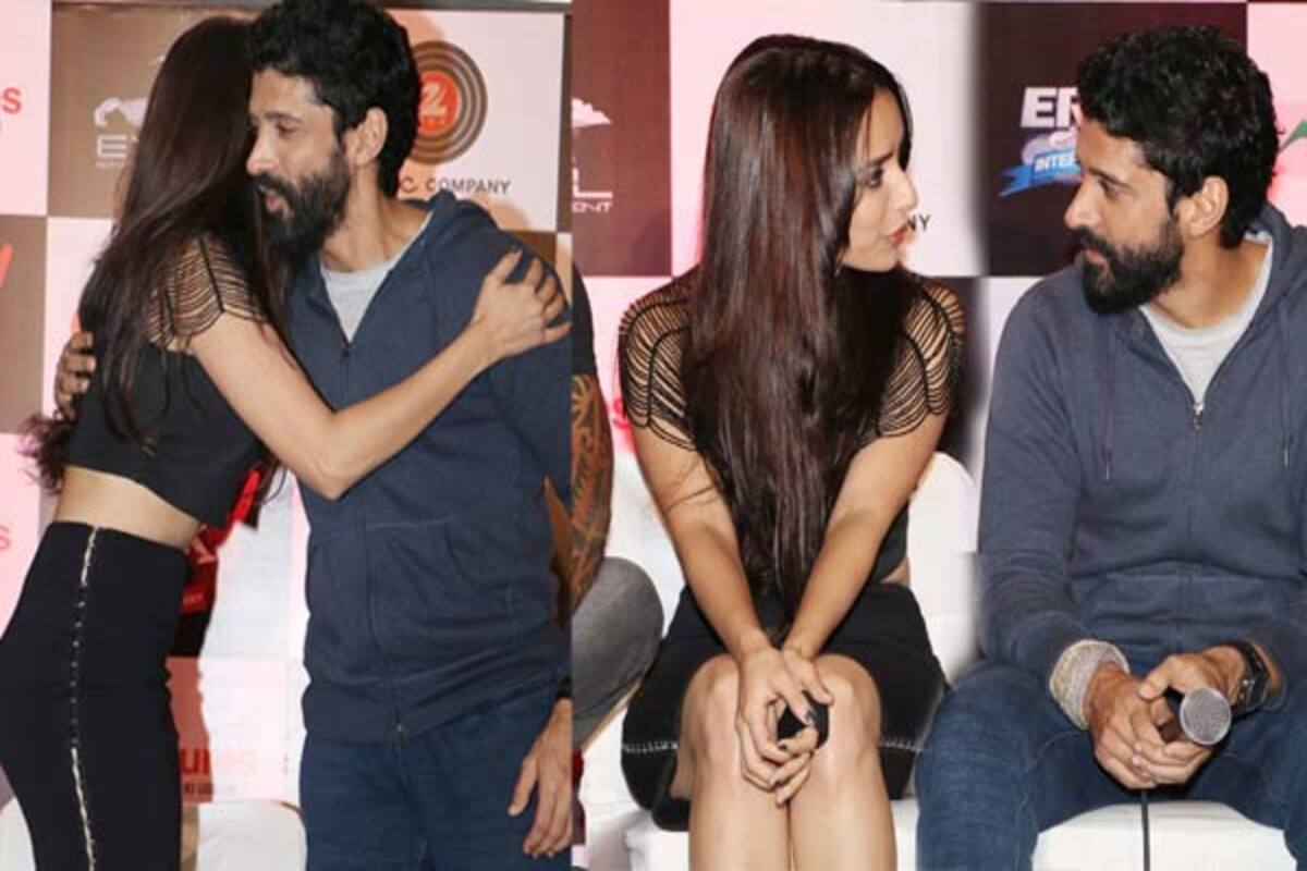 Farhan Akhtar And Shraddha Kapoor S Chemistry Was The Highlight Of Rock On 2 Concert View Hq Pics Bollywood News Gossip Movie Reviews Trailers Videos At Bollywoodlife Com Neela aakash jo ik samandar hai usme kahin koi aisa sitara bhi hai jisme dusri ik duniya ho basi jisme jagti ho zindagi par humse alag humse judaa ik nishaan bhi na ho dard ka jeena jahan ho nahi mushkil.