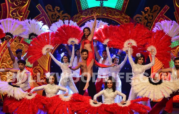 Radhika Apte's SIZZLING dance tribute to Asha Bhosle will leave you ...