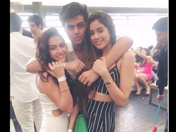 5 pics of Jhanvi Kapoor looking MADLY in love with her boyfriend