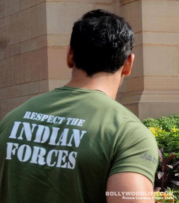 John Abraham and Sonakshi Sinha pay tribute to the soldiers who lost their lives (2)