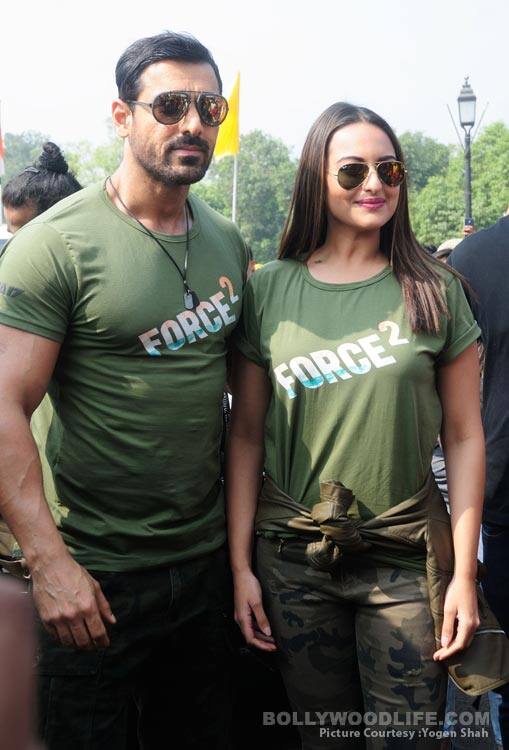 John Abraham and Sonakshi Sinha pay tribute to the soldiers who lost their lives (3)