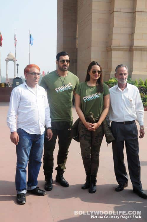John Abraham and Sonakshi Sinha pay tribute to the soldiers who lost their lives (4)