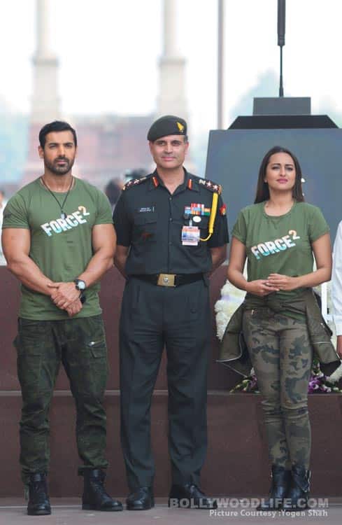 John Abraham and Sonakshi Sinha pay tribute to the soldiers who lost their lives (6)