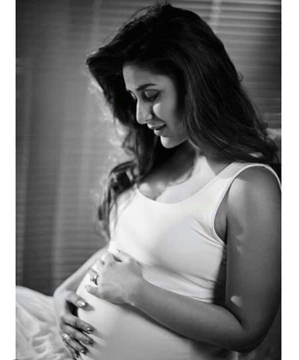 Pregnant Kareena Kapoor Khans This Black And White Maternity Shoot Is 
