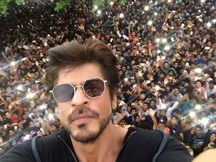 Shah Rukh Khan clicks the most awesome selfie EVER with his fans on his birthday