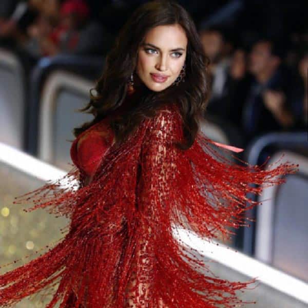 Irina-Shayk-at-Victoria's-Secret-ramp-3