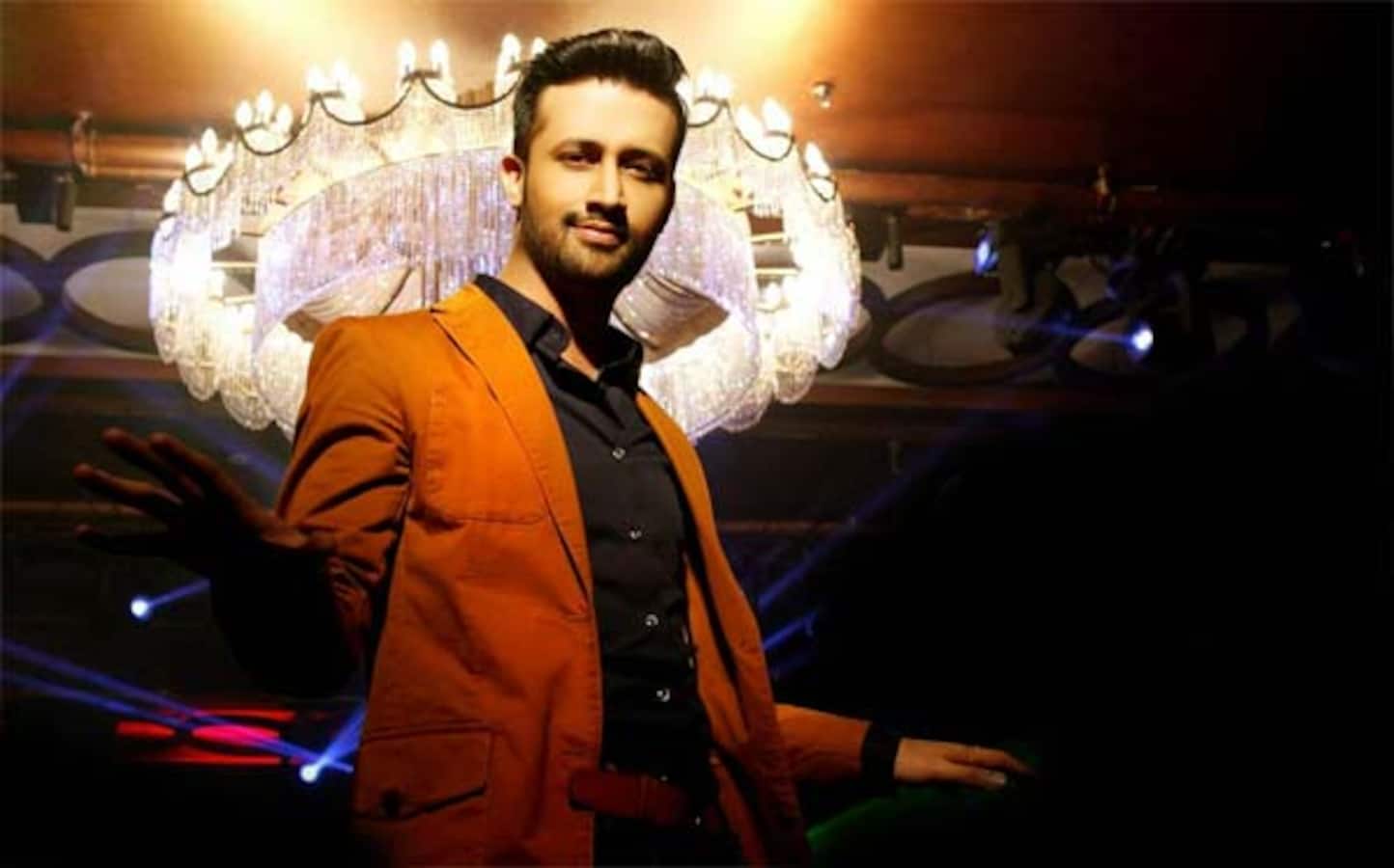 Pakistani singer Atif Aslam stops concert to save a girl from getting eve teased - watch video - Bollywood News & Gossip, Movie Reviews, Trailers & Videos at Pakistani singer Atif Aslam stops concert to save a girl from getting eve teased - watch video - Bollywood News & Gossip, Movie Reviews, Trailers & Videos at