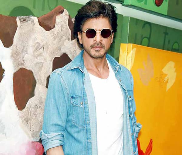 Shah Rukh Khan promotes Raees in style - view HQ pics - Bollywood News &  Gossip, Movie Reviews, Trailers & Videos at 