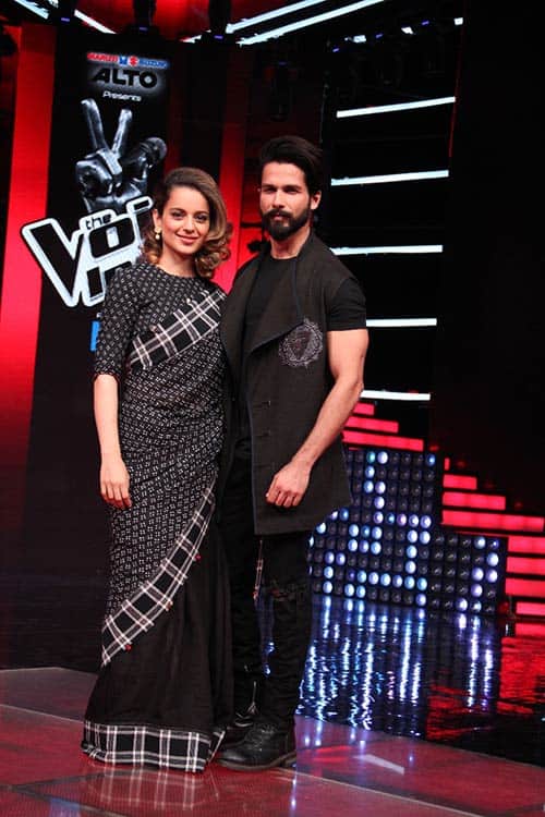 Colour-coordinated-Kangana-Ranaut-and-Shahid-Kapoor-visit-the-sets-of-&TV's-The-Voice-India-Season-2-to-promote-their-upcoming-movie-Rangoon