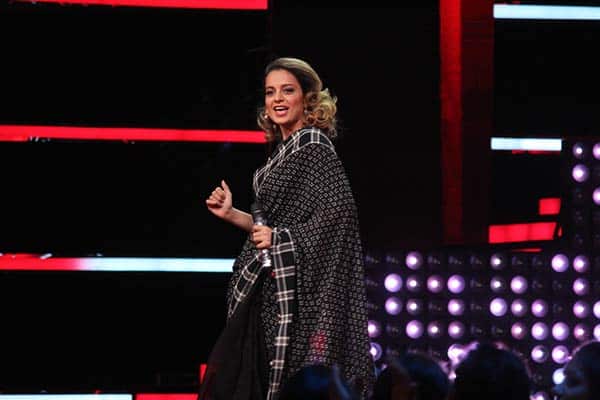 Kangana-Ranaut-shakes-a-leg-on-the-sets-of-The-Voice-India-Season-2-while-promoting-her-upcoming-movie-Rangoon
