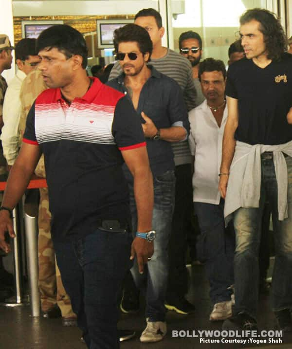 Shah Rukh Khan Was Spotted Shooting At The Airport - View HQ Pics ...