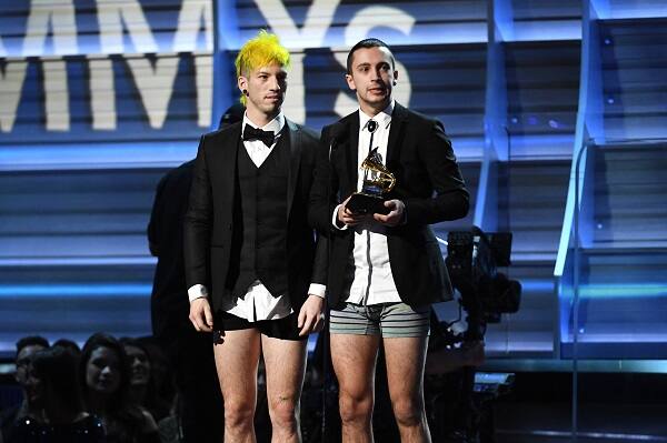 Grammy 2017 Twenty One Pilots Get Rid Of Their Pants After