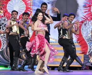 Zee Cine Awards 2017: Sunny Leone pays a tribute to the retro era with her sensual act - view HQ pics