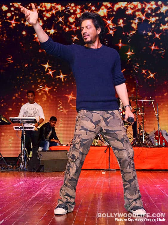 Shahrukh Khan with happy new year team in delhi on 20th Oct 2014 / Shah  Rukh Khan - Bollywood Photos