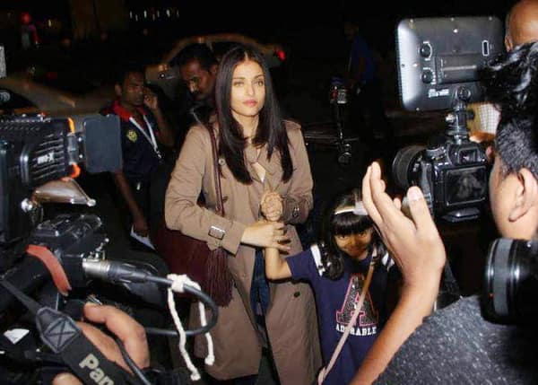 Aishwarya Rai & Daughter Aaradhya Arrive at Cannes!: Photo 2872309