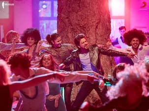 This still of Shah Rukh Khan and Anushka Sharma from Beech beech mein song from Jab Harry Met Sejal will beat your Monday blues