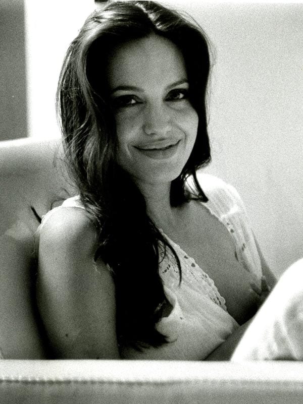 Angelina-Jolie-breastfeeding