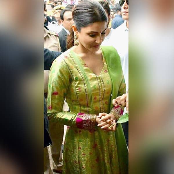 anushka sharma green dress Anushka Sharma opts for stylish green saree for her festive look!  @ anushkasharma #anushkasharma #anushka #anushkasharmakohli  #anushkasharmafans #bollywood #etimes