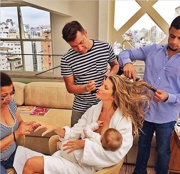 Gisele-Bundchen-breastfeeding pic