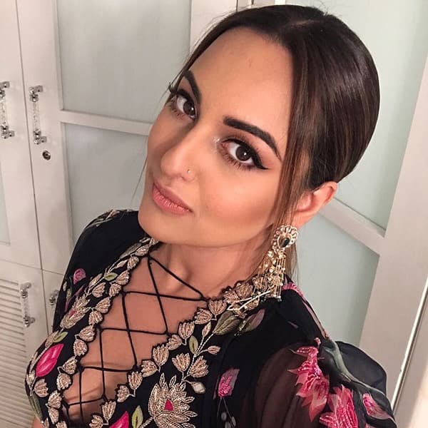 Sonakshi Sinha in Arpita Mehta lehenga for Om Shanti Om (6)