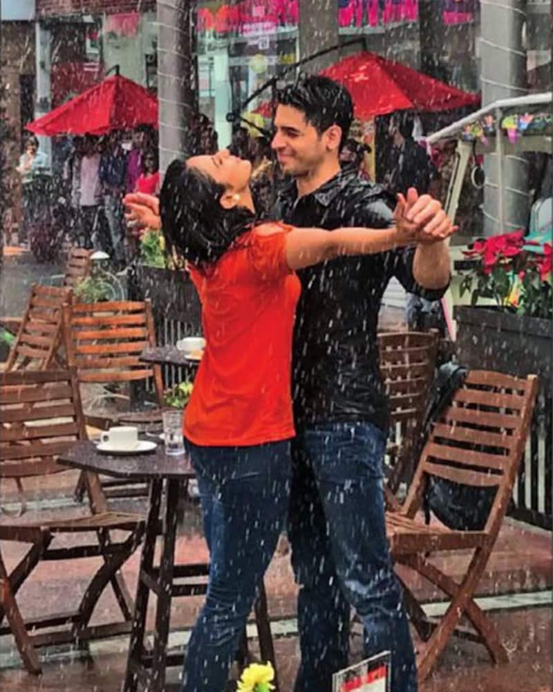 Aiyaary new look: Sidharth Malhotra and Rakul Preet Singh romancing in the rains will instantly remind you of your bae
