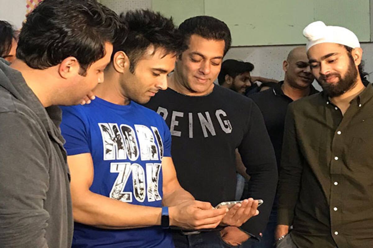 Salman Khan Pays A Surprise Visit To Pulkit Samrat During The Promotions Of Fukrey Returns View Pic Bollywood News Gossip Movie Reviews Trailers Videos At Bollywoodlife Com Pulkit samrat and his wife shweta rohira pose for a selfie with close ones during the wedding ceremony. salman khan pays a surprise visit to