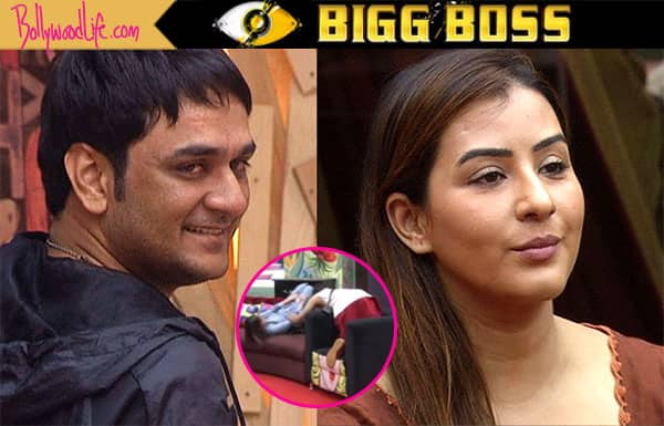 Bigg Boss 11 Shilpa Shinde Suffers A Wardrobe Malfunction Vikas