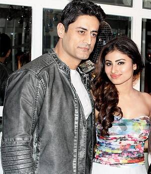 Mouni Roy disapproves Mohit Raina's bearded look from 21 Sarfarosh: Saragarhi 1897 - watch video