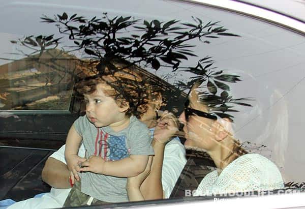 KAREENA-KAPOOR-WITH-TAIMUR-SPOTTED-IN-BANDRA-ON-02-03-2018.-PICS-YOGEN-SHAH.--(4)