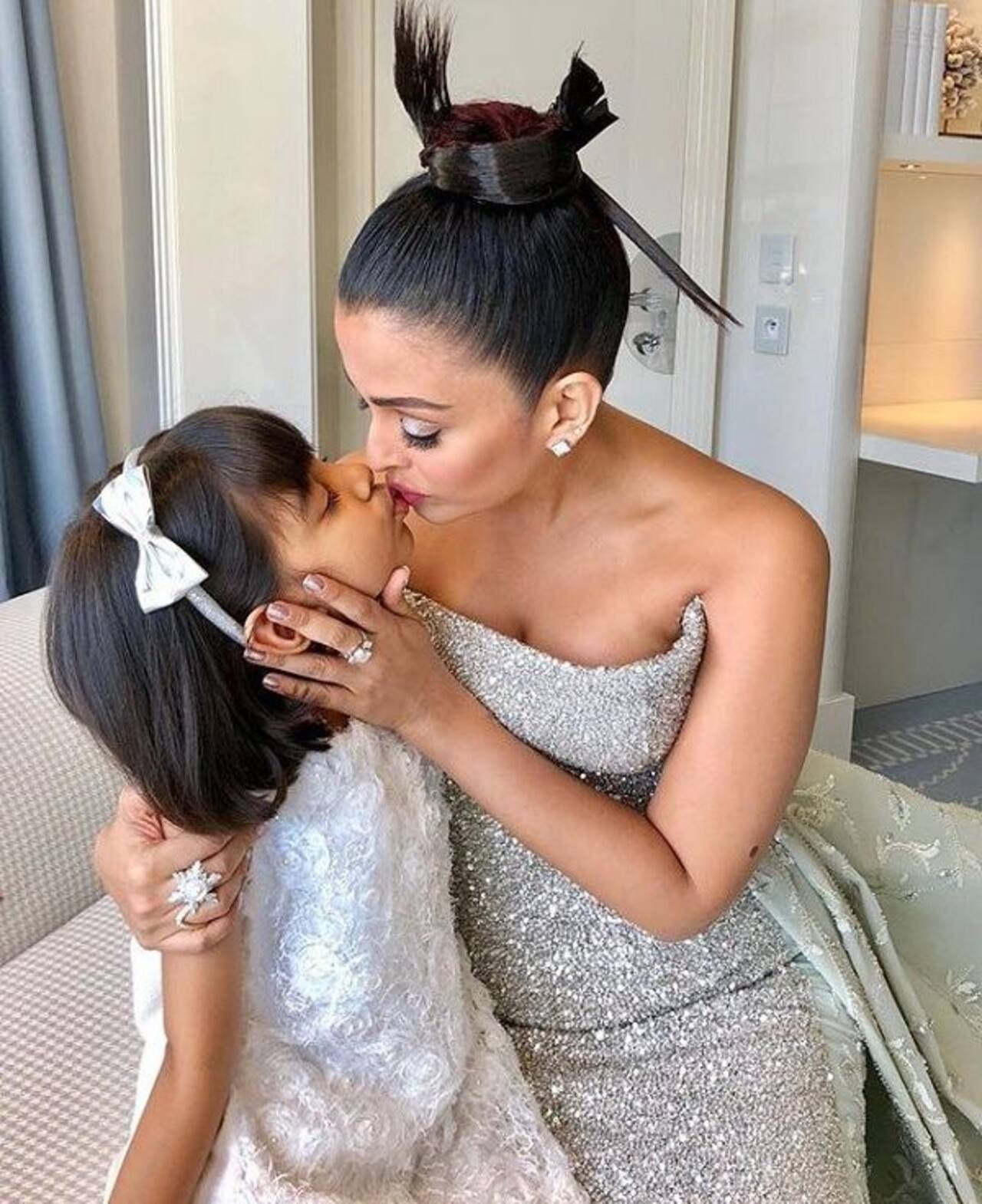 Cannes 2018: Aaradhya gives her mommy Aishwarya Rai Bachchan a kiss before she leaves for the red carpet - view pic