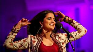 सोना मोहपात्रा ने स्लीवलेस ड्रेस पहनकर गाया सूफी गाना तो मिली धमकियां, गायिका के सपोर्ट में आये जावेद अख्तर