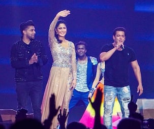 Dabangg Reloaded Tour USA: Salman Khan and Katrina Kaif bring the house down as they dance to Dil Diyan Gallan - watch videos