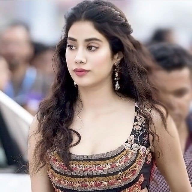 Celebrity Long Hairstyles: Janhvi Kapoor's Gorgeous Tresses Set Long Hair  Goals All Around