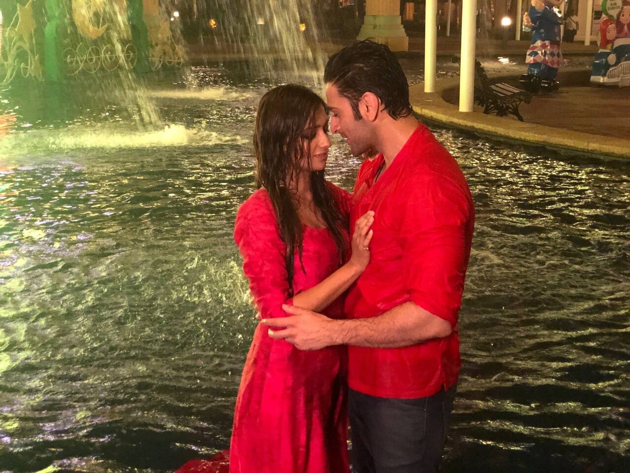 Meri Hanikarak Biwi to soon have a honeymoon sequence between Akhilesh ...