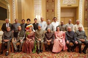 शाहरुख खान से बॉक्स आॅफिस पर टकराएंगे 'एक्स पीएम मनमोहन सिंह', इस तस्वीर में कितनी शख्सियत को पहचान पाए हैं आप!