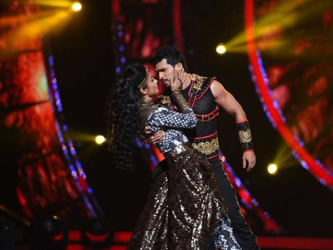 Dance Deewane Mouni Roy And Arjun Bijlani Recreate The Naagin Magic As They Dance To Shah Rukh