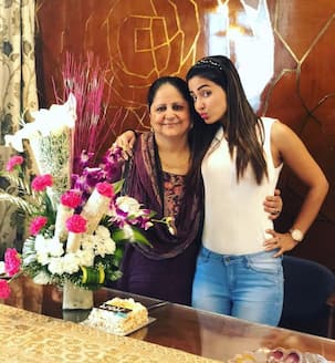 PHOTOS:  हिना खान ने सेलिब्रेट किया मां का बर्थडे, केक और फूलों के साथ शेयर की फोटो